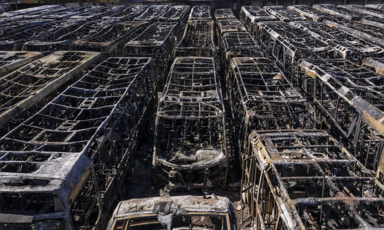 Imagem ilustrativa da imagem Ônibus incendiados na garagem da TCGL passam por perícia