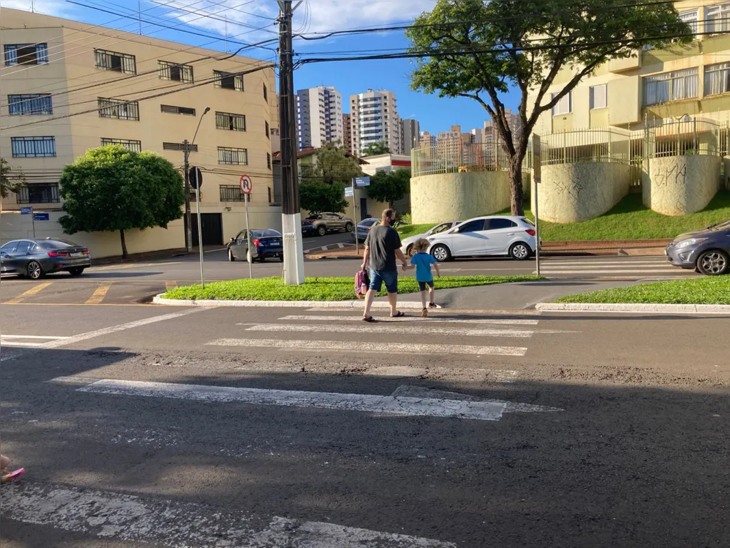 Imagem ilustrativa da imagem Pais e alunos relatam medo de atropelamento na frente de colégio no centro de Londrina