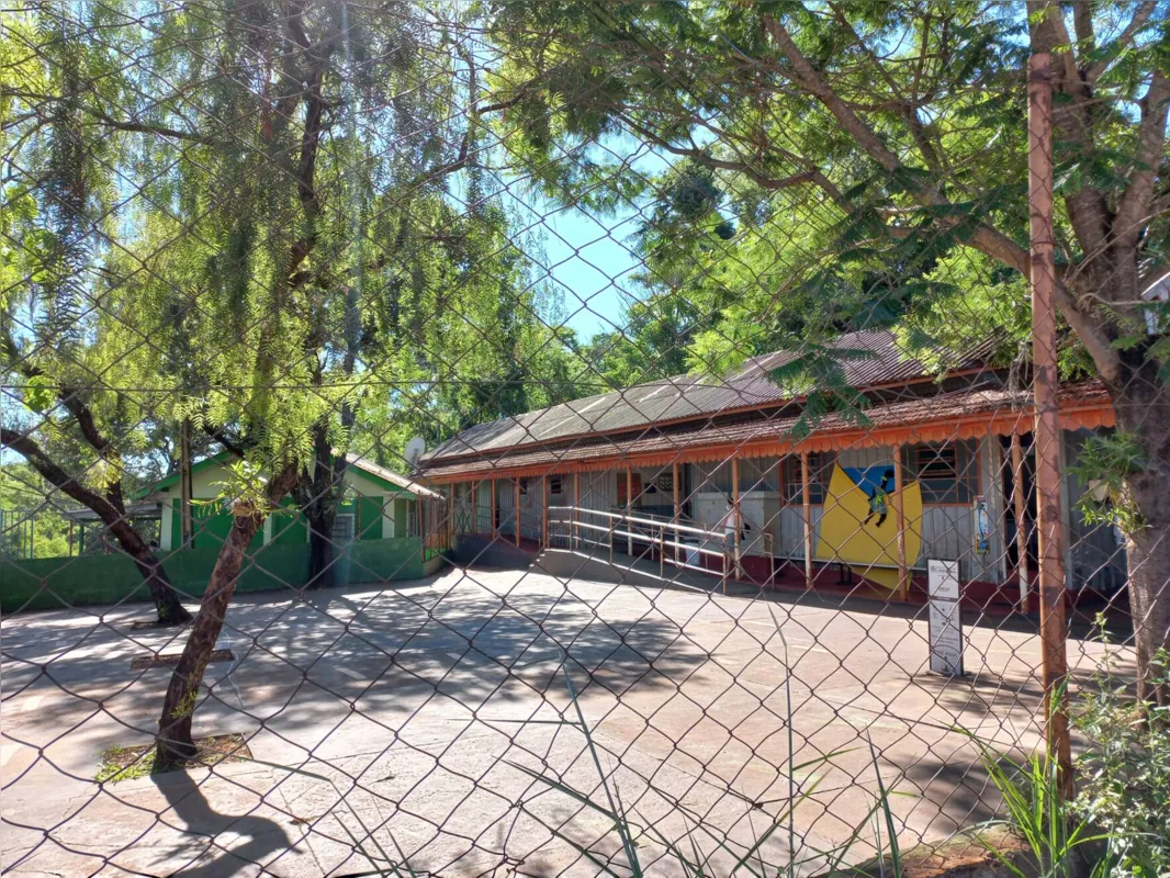 Atual estrutura é antiga e não conta com quadra de esportes