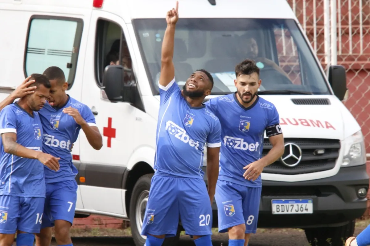 Xavier marcou dois gols para o Foz na primeira semifinal da Terceirona