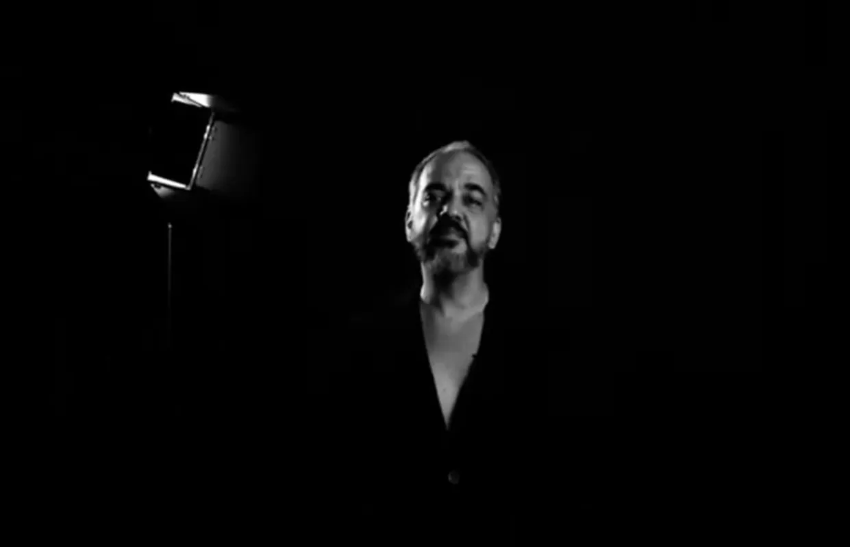 A partir de um conto de Franz Kafka, o ator Marcos Martins interpreta Pedro Vermelho, um macaco, que faz um relato para a academia científica sobre sua experiência de ter se tornado humano