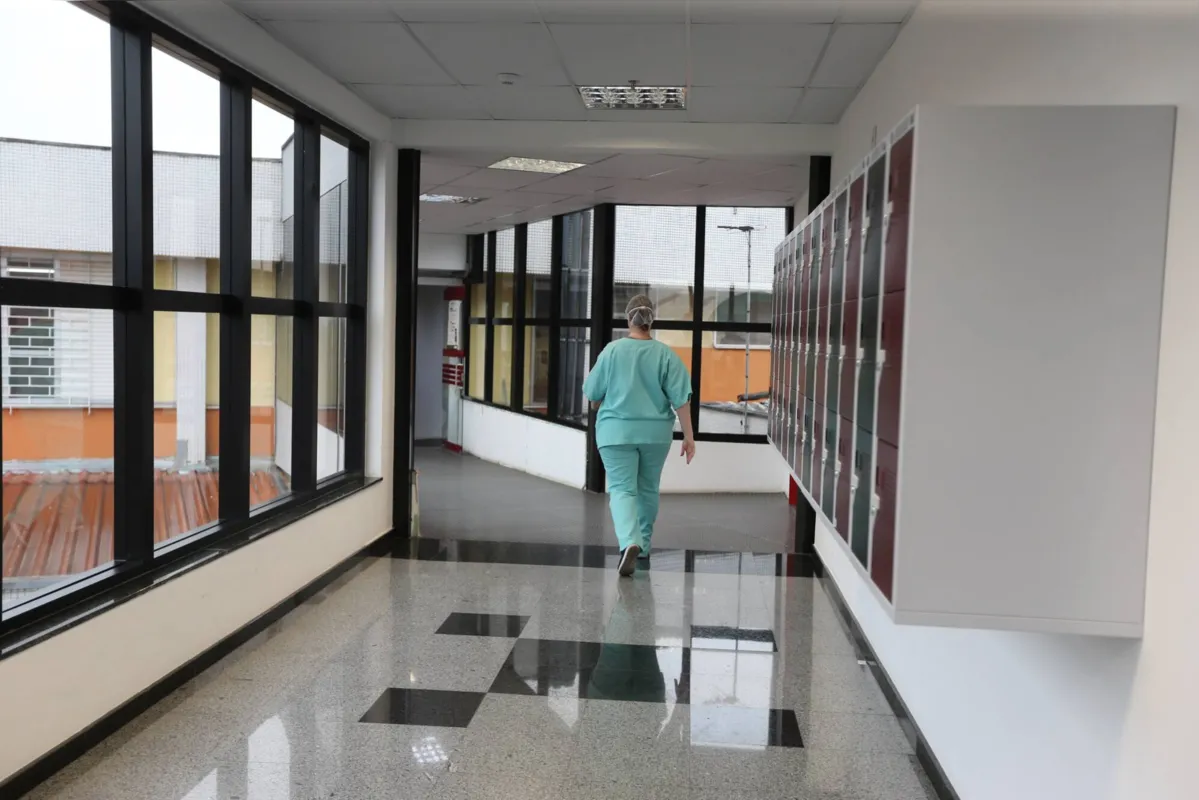 Os dados acumulados do monitoramento da Covid-19 mostram que o Paraná soma 1.563.131 casos confirmados e 40.482 mortos pela doença. 