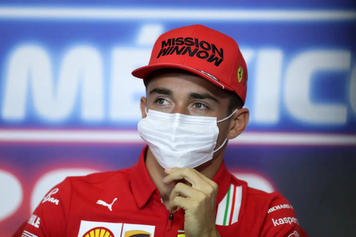 Charles Leclerc, da Ferrari, foi muito assediado pelos torcedores brasileiros no aeroporto de Guarulhos