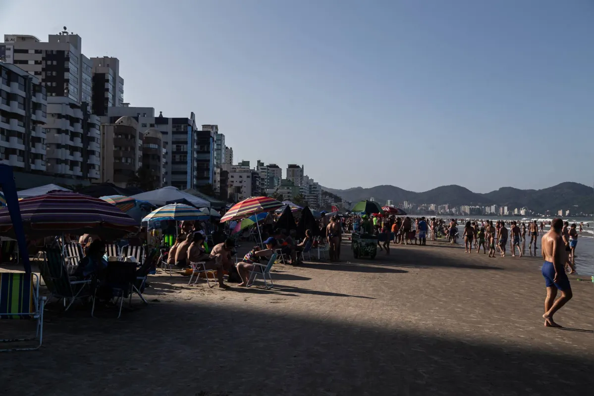 Imagem ilustrativa da imagem Praia de Balneário Camboriú, com nova faixa de areia, será totalmente liberada em até 3 semanas