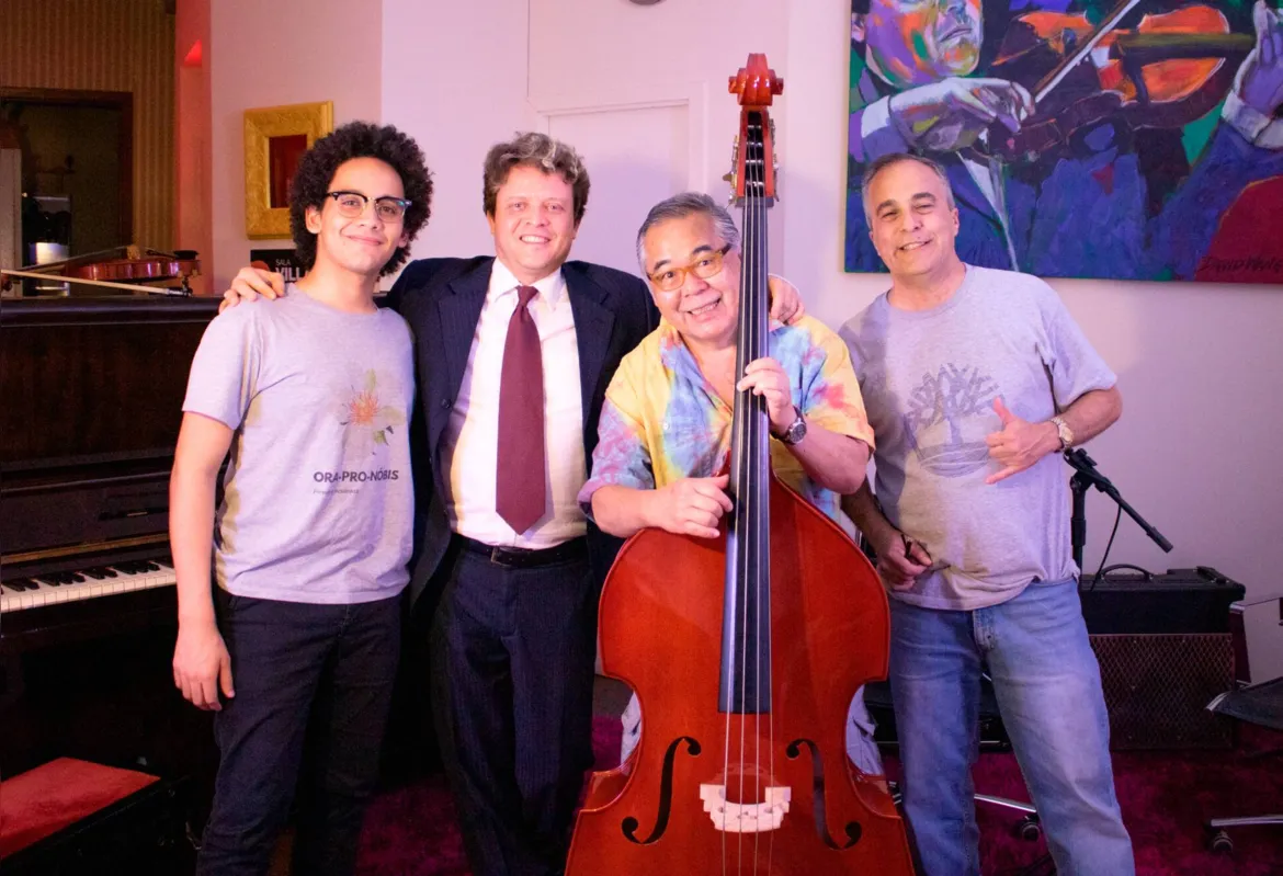 Gonçalo Rebelato, Roney Marczack, Carlos Kubo e Luiz Sérgio Carreiro: sensibilidades artísticas reunidas num projeto de música e pintura 