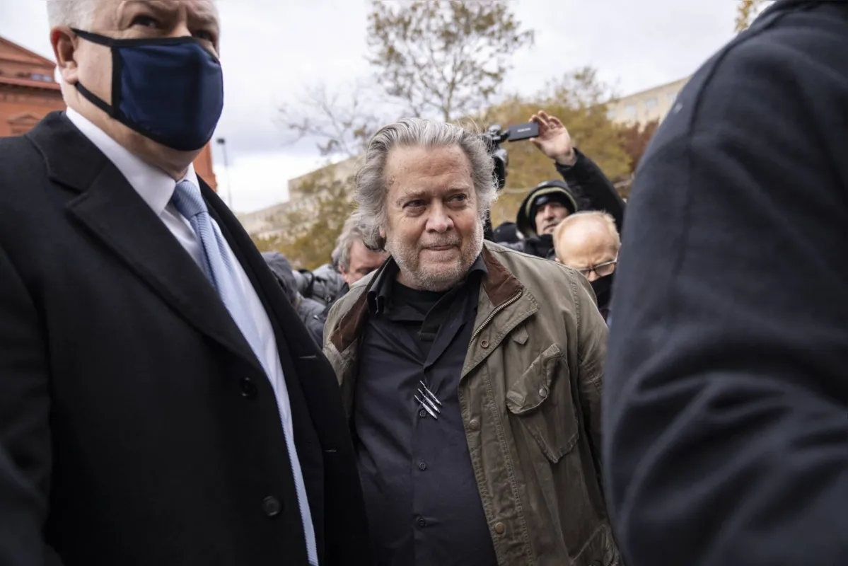 Imagem ilustrativa da imagem Steve Bannon se entrega ao FBI após obstruir investigação do ataque ao Capitólio