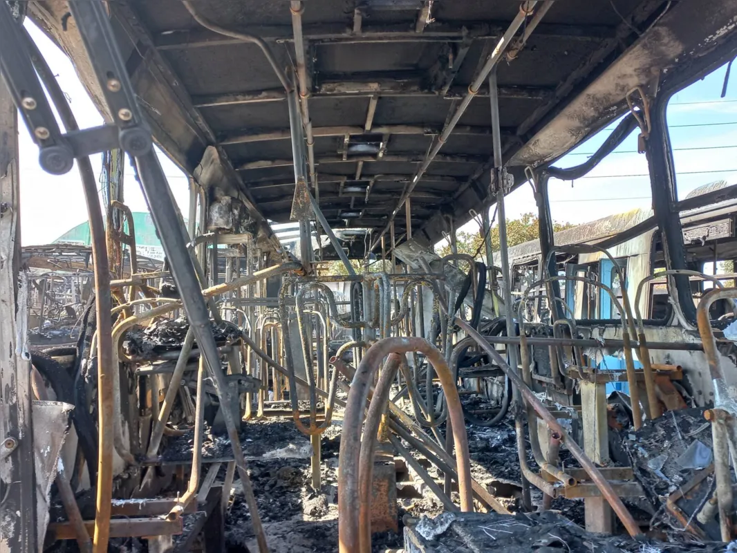 Fogo derreteu vidros e assentos: cenário de destruição