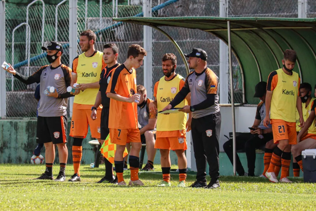 A Laranja Mecânica, do técnico Rodrigo Casagrande, enfrenta o REC, em Rolândia