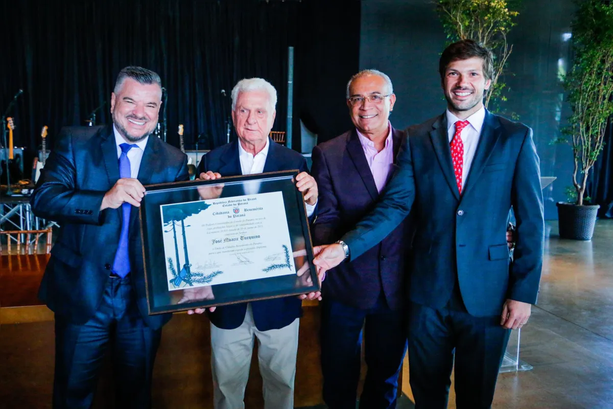 Tito entre o deputado Jacovós, Dr. Antônio Nogueira e o deputado Tiago Amaral após receber o título de Cidadão Benemérito do Paraná