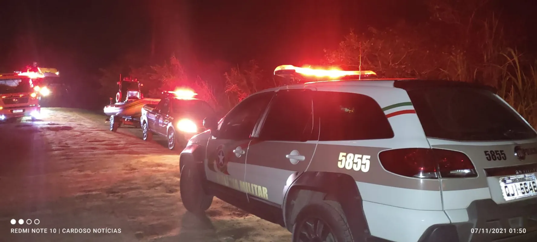 Três paranaenses morreram em um acidente em São Francisco do Sul, Santa Catarina. O carro ficou submerso a quatro metros de profundidade. 
