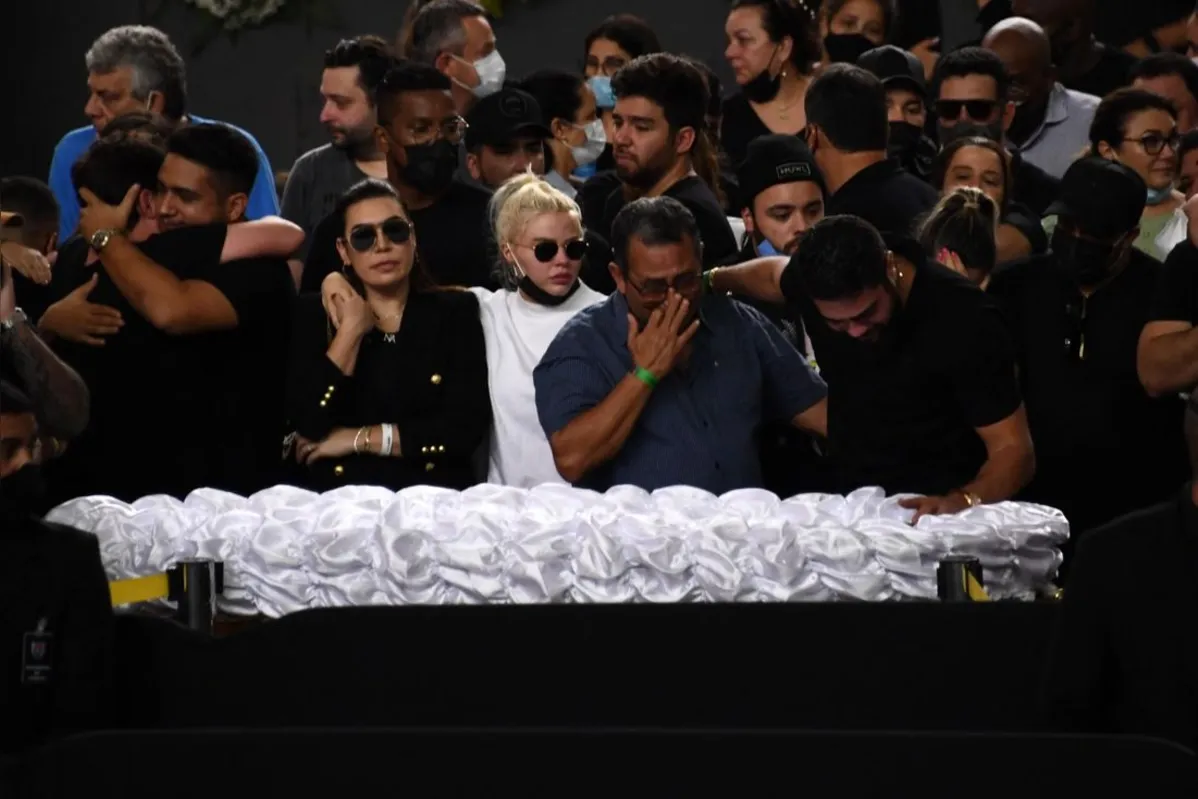 Velório de Marília Mendonça foi encerrado  e o cortejo seguiu para o Cemitério  Memorial onde só foi permitida a presença de familiares