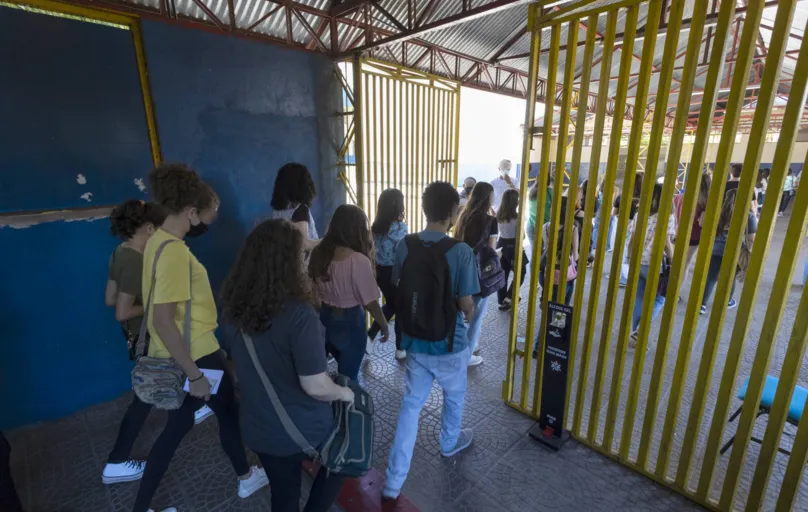 Candidatos ao Enem na entrada  do  Colégio Vicente Rijo: Londrina teve 8.908 inscrições, o menor número nos últimos 15 anos 