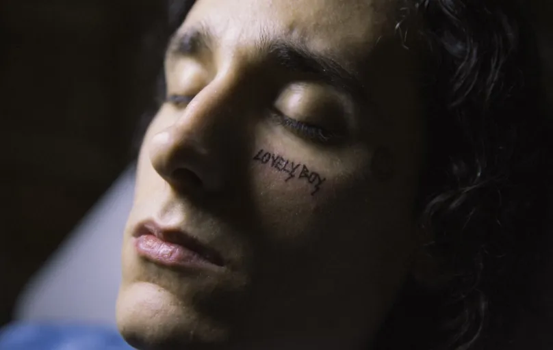 "Lovely Boy" ,que integra a proframação do festival, traz a história de um músico talentoso marcado por tatuagens no rosto e que se perde no mundo das drogas