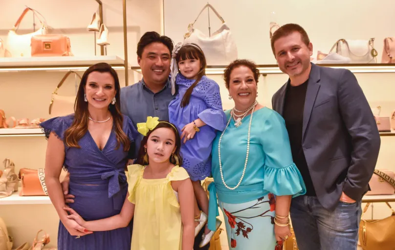 A família de Fernanda prestigiou a inauguração: Dr. Luiz Kunii e as filhas do casal, Duda e Gigi