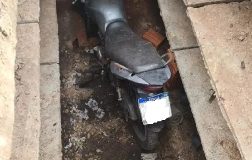 A PMPR encontrou uma motocicleta Honda CG no túmulo fechado.
