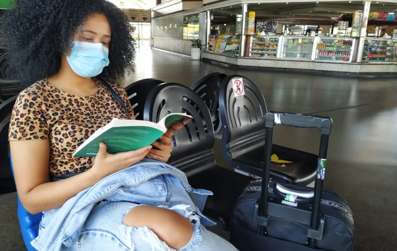 Amanda Dutra se sente mais tranquila para viajar após ter sido vacinada