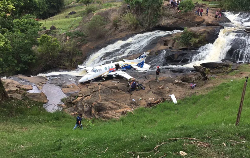 A cantora Marília Mendonça e mais quatro pessoas em acidente com a aeronave da artista na Serra de Caratinga, no interior de Minas Gerais, na sexta-feira (5) 
