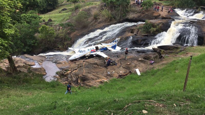 A cantora Marília Mendonça e mais quatro pessoas em acidente com a aeronave da artista na Serra de Caratinga, no interior de Minas Gerais, na sexta-feira (5) 