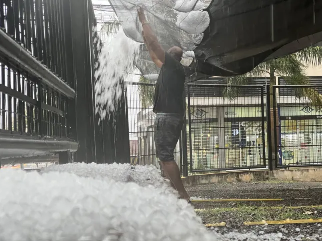 Imagem ilustrativa da imagem Após a chuva, comerciantes em Londrina correm para consertar estragos