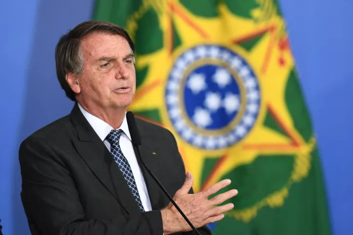 Imagem ilustrativa da imagem Bolsonaro ignora tragédia na BA, anda de moto aquática e fala em manter folga em SC