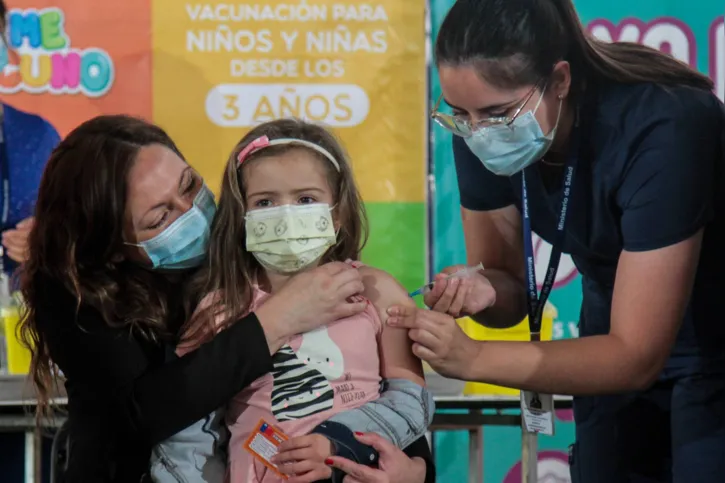 Imagem ilustrativa da imagem Chile começa a vacinar crianças de 3 a 5 anos contra Covid