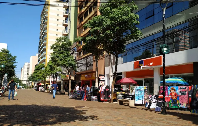 Imagem ilustrativa da imagem Comércio de rua de Londrina tem movimentação tranquila na manhã de segunda