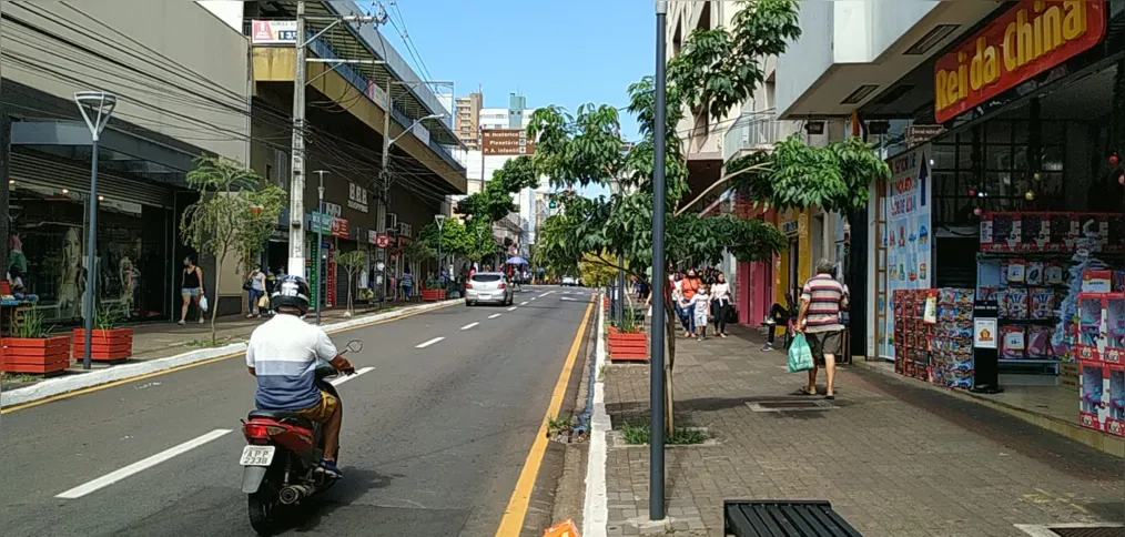 Imagem ilustrativa da imagem Comércio de rua de Londrina tem movimentação tranquila na manhã de segunda
