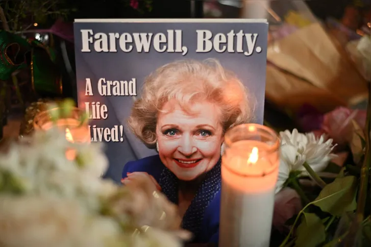 Imagem ilustrativa da imagem George Takei, Viola Davis e mais famosos lamentam morte de Betty White