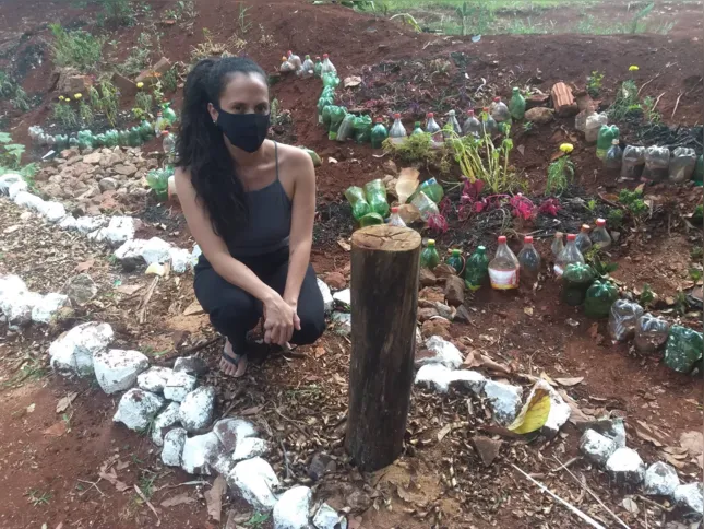 A assistente administrativa Emiliana Alves, 36, publicou um vídeo nas redes sociais retratando a destruição do cenário. 
