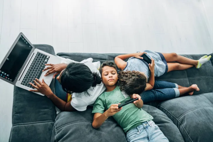 Pesquisa feita no Brasil mostra que 51% das crianças entrevistadas se abrem mais na internet do que com os pais; e 46% afirmam que se tivessem mais atenção da família, passariam menos tempo no celular