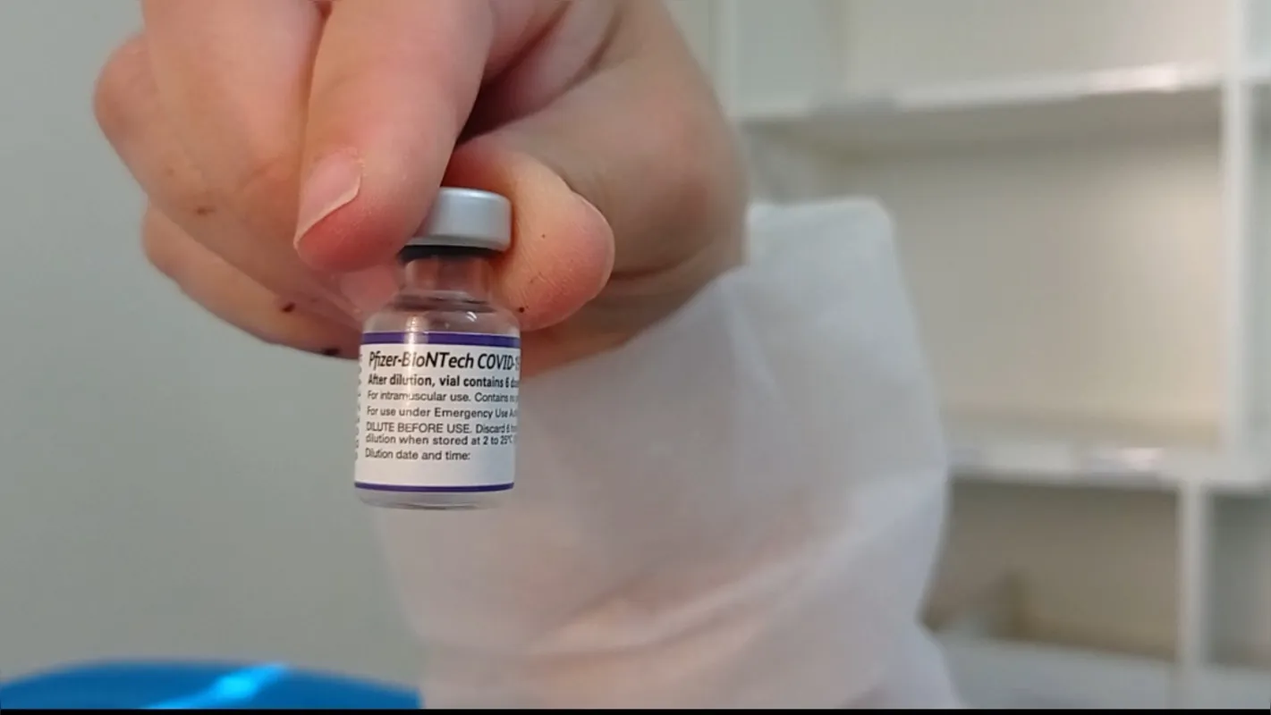 1.006.617 não tomaram a D2 de Pfizer/Biontech ou Oxford/AstraZeneca, cujo intervalo de aplicação variou de quatro a seis meses ao longo do ano, e 178.272 não tomaram o reforço da CoronaVac/Butantan, cujo prazo é menor, de apenas três semanas.