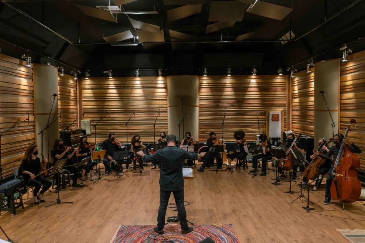 A orquestra Bravi executa os poemas  de Renato Forin Jr musicados por Daniel Simitan e Erisla Pastore