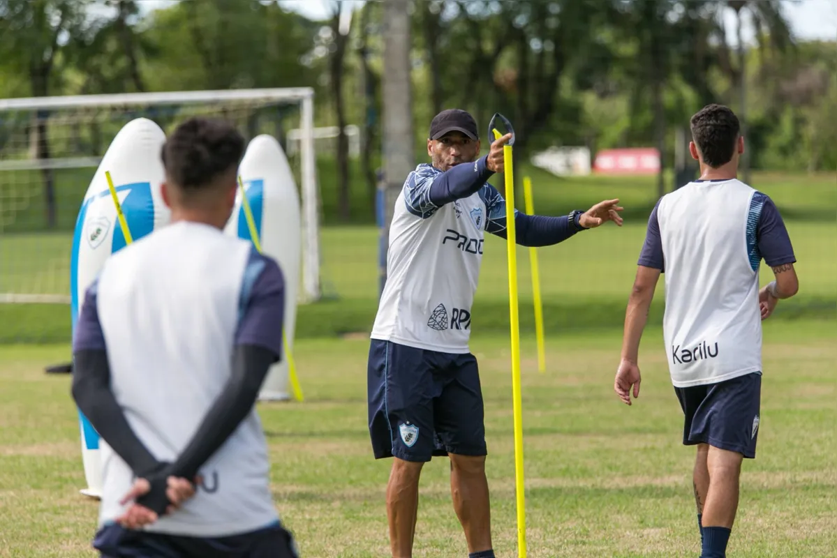 Edinho: "O torcedor verá um time com modelo de jogo de muita organização tática, fisicamente forte, que propõe o jogo e quer ficar com a bola."