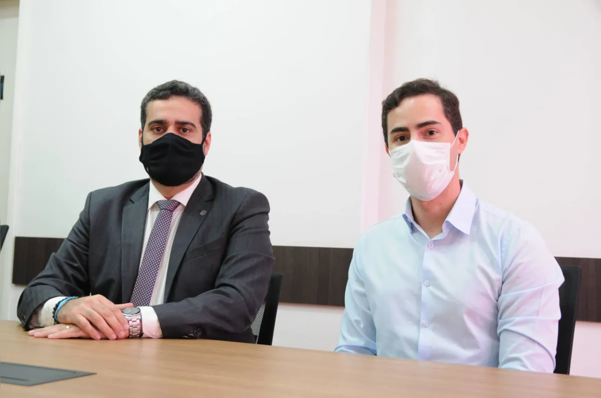 Presidente da ANPM, Gustavo Machado Tavares, ao lado do procurador de Londrina, Marcelo Candeloro (D)