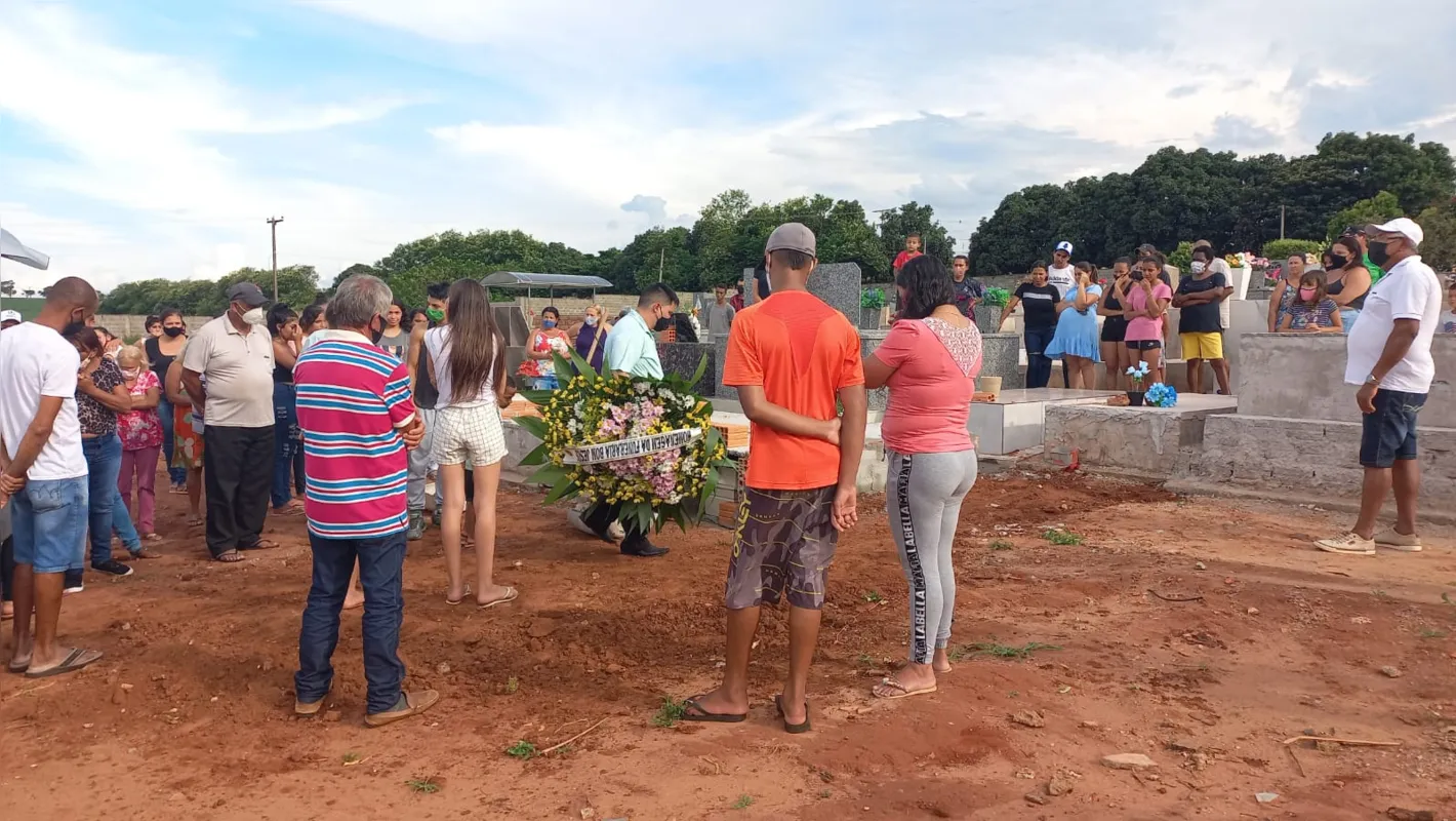 Imagem ilustrativa da imagem Adolescente morta pelo namorado é sepultada em Bela Vista do Paraíso