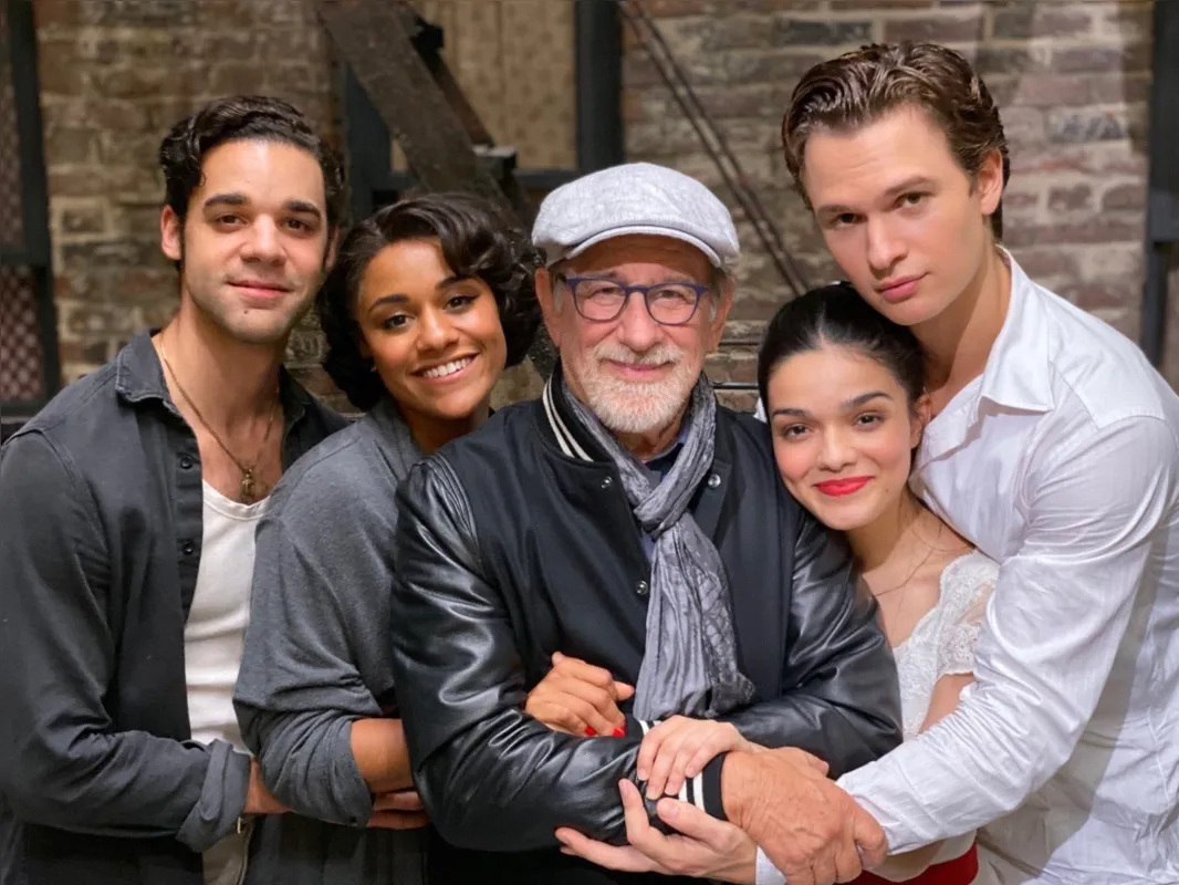 Steven Spileber e parte do elenco da nova versão de "West Side History"