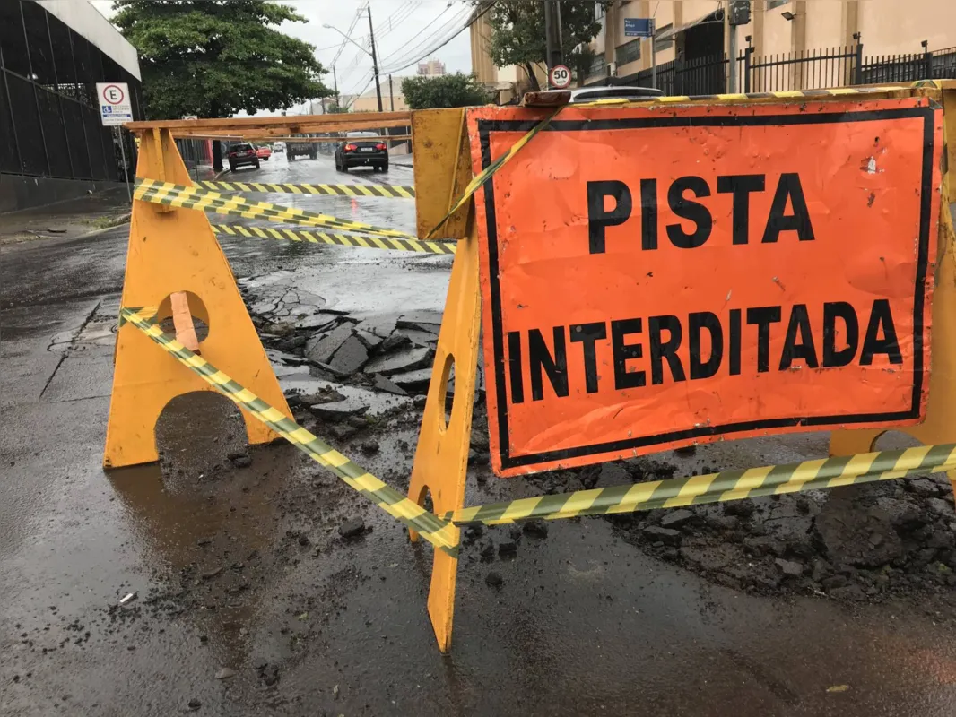 Imagem ilustrativa da imagem Após a chuva, comerciantes em Londrina correm para consertar estragos