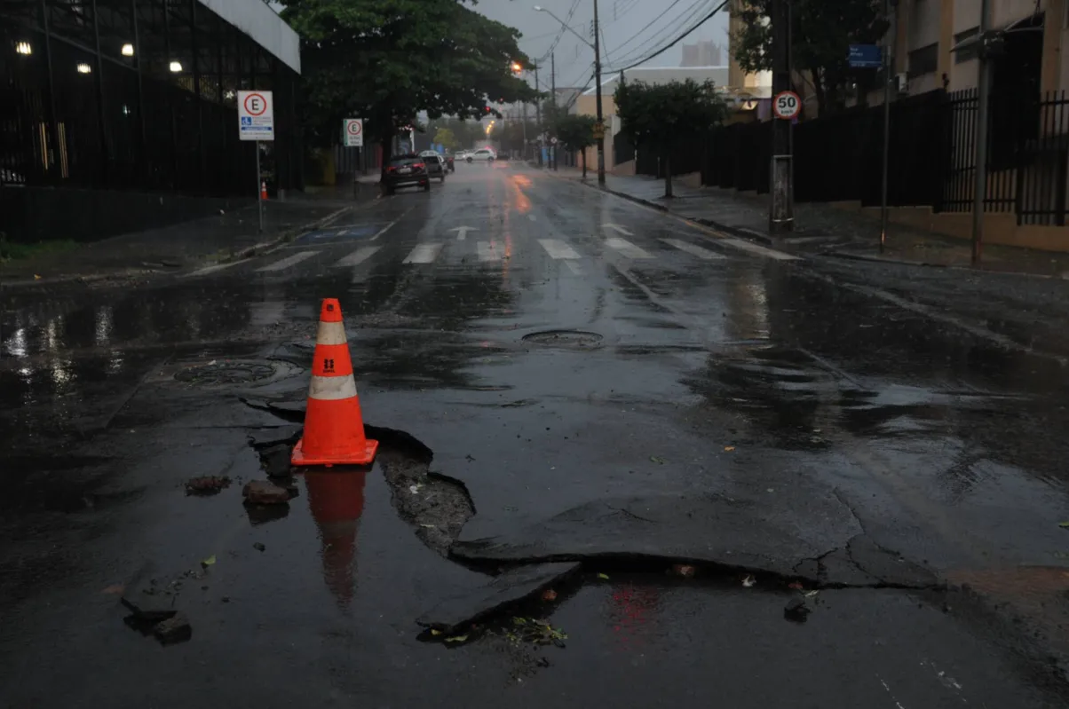 Imagem ilustrativa da imagem Após a chuva, comerciantes em Londrina correm para consertar estragos