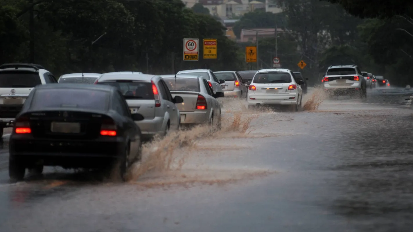 Imagem ilustrativa da imagem Após a chuva, comerciantes em Londrina correm para consertar estragos