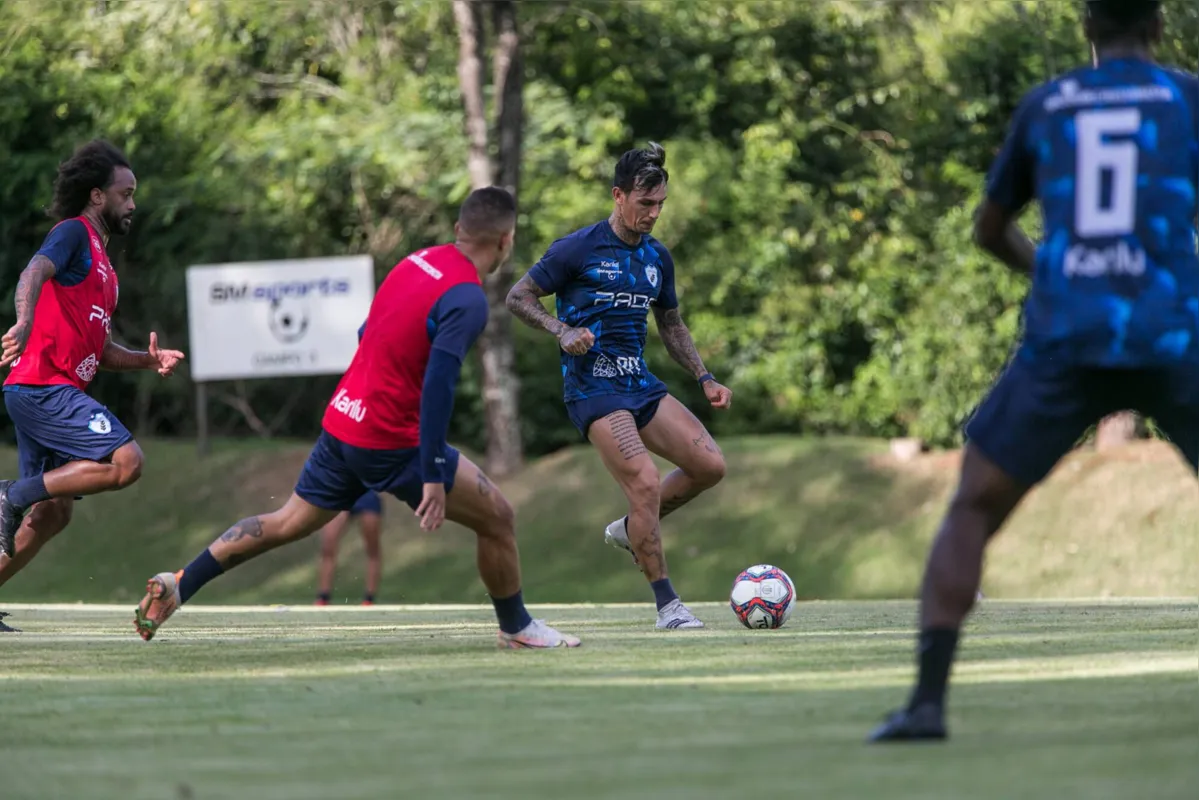 O volante João Paulo foi um dos três jogadores do LEC que testou positivo para a Covid-19