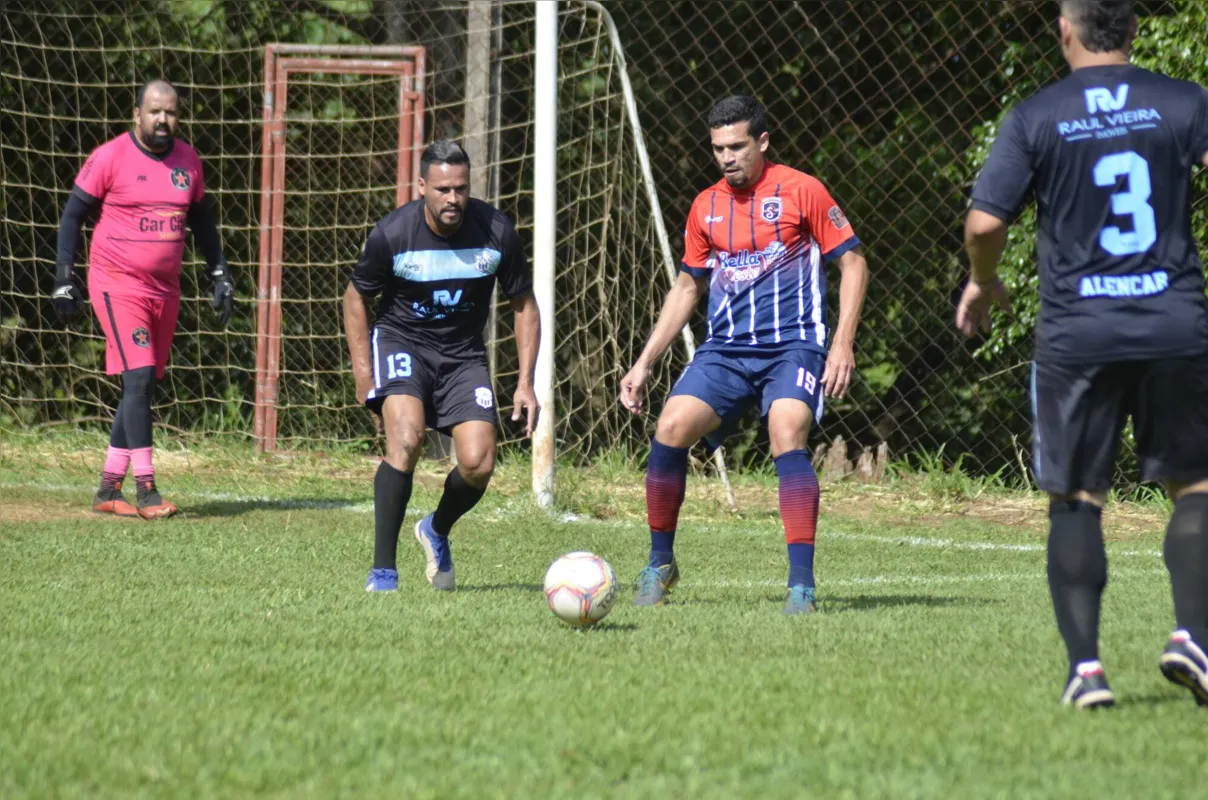 O centroavante Neílson, ex-LEC, em ação pela Liga Camisa 8