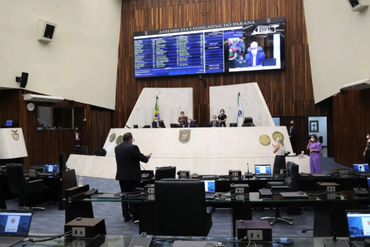 Apenas o líder do Executivo e os membros da mesa participaram presencialmente da votação extra