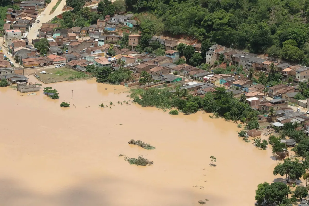 Ao todo, já foram registradas dez mortes em decorrência das enchentes e mais de 220 mil pessoas foram afetadas