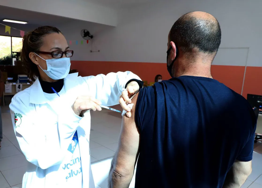 Até o momento foram distribuídas 18.296.728 doses da vacina no Estado e 17.328.788 foram aplicadas no Estado. 