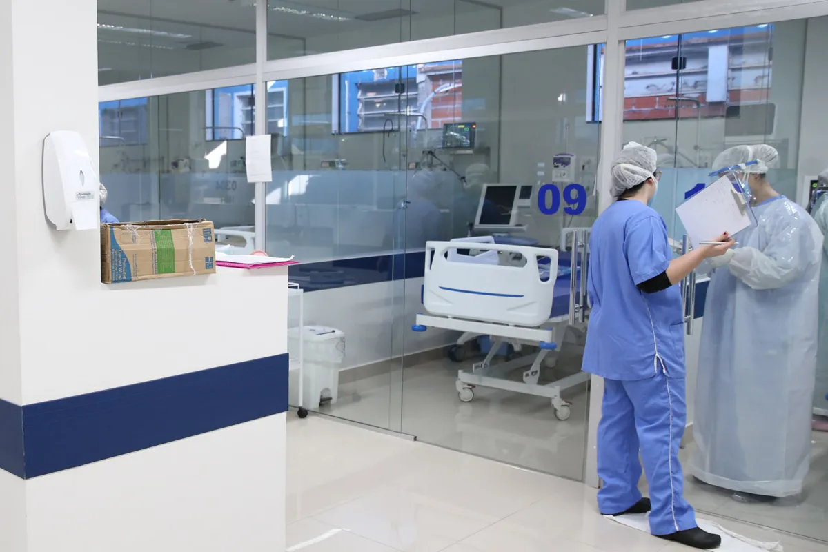 No Paraná, 41 pacientes com diagnóstico confirmado de Covid-19 estão internados em leitos SUS (17 em UTI e 24 em leitos clínicos/enfermaria) e nenhum em leitos da rede particular (UTI ou leitos clínicos/enfermaria).