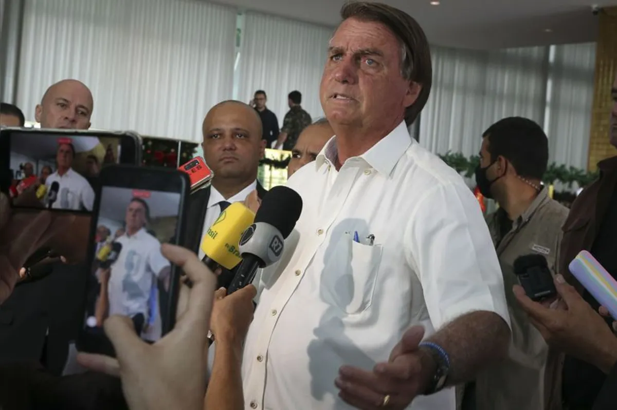 O presidente Jair Bolsonaro saiu do litoral catarinense e viajou para São Paulo na madrugada desta segunda-feira (3), ele está internado no hospital Vila Nova Star