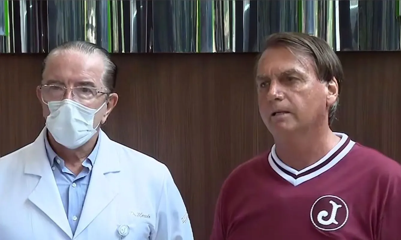 Bolsonaro concede entrevista ao lado do médico  