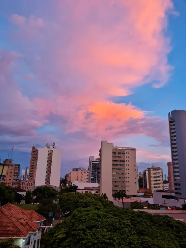 Imagem ilustrativa da imagem CIDADE FALA - Pintura no céu de Londrina