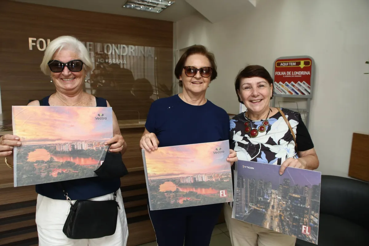 Aparecida
, Maria do Carmo e Celina Ribeiro com os prêmios que ganharam na maratona da FOLHA