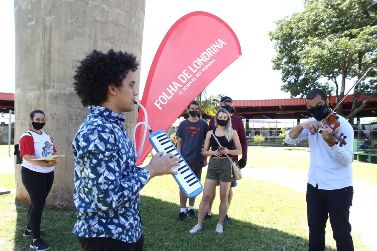 Gonçalo Rebelato e Samuel Teodoro , da Escola de Música Sol Maior, na rodoviária de Londrina